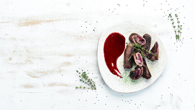 Kolacja przy świecach, talerz z aromatycznym daniem